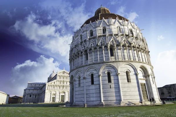 Piazza dei miracoli, Platz der Wunder in Pisa — Stockfoto