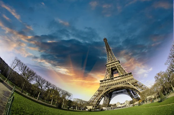Tramonto sulla Torre Eiffel da Champs de Mars — Foto Stock