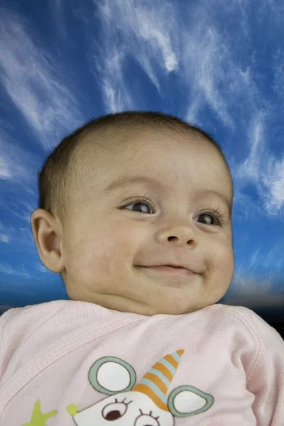 娃娃脸与天空背景 — 图库照片