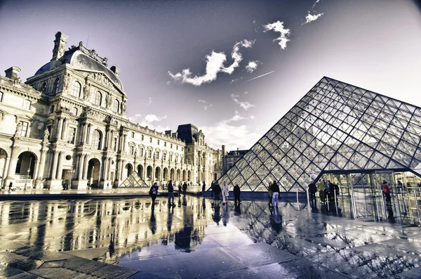 Estrutura arquitetônica do Louvre Exterior — Fotografia de Stock