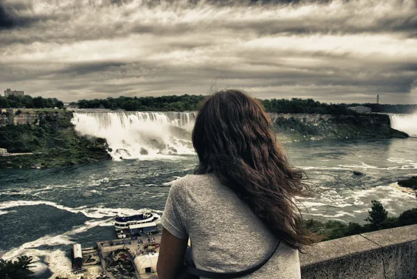 En regardant Niagara Falls, Canada — Photo