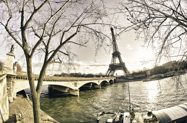 Eiffelova věž v slunečné zimní ráno — Stock fotografie