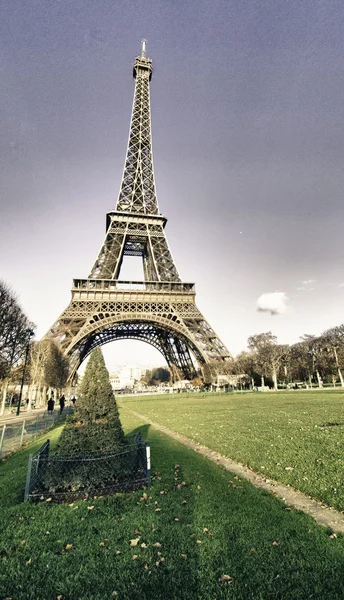 颜色的天空在巴黎埃菲尔铁塔 — 图库照片