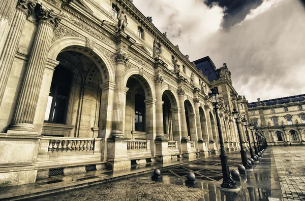 Cores do céu sobre o Museu do Louvre — Fotografia de Stock