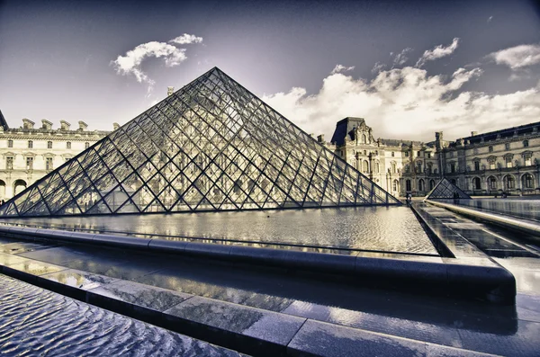 Kleuren van de hemel over Louvremuseum — Stockfoto