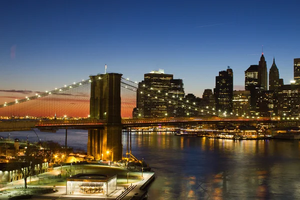 Brooklyn Brug bij zonsondergang in new york city — Stockfoto