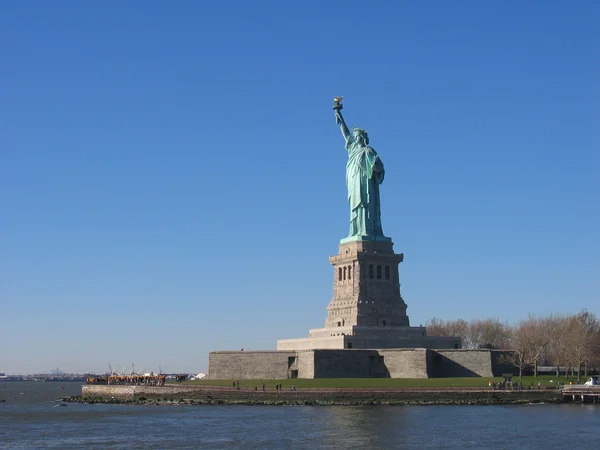 Зимние цвета статуи Свободы, Нью-Йорк — стоковое фото