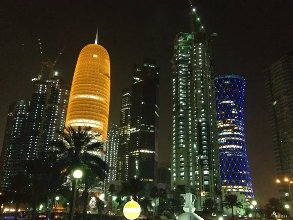 Arranha-céus à noite em Doha, Qatar — Fotografia de Stock