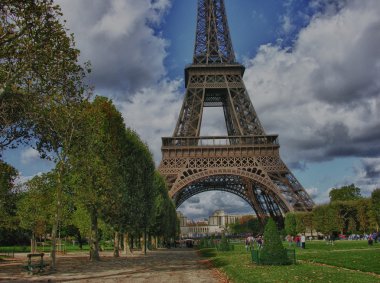 Eyfel Kulesi Paris üzerinden bulutlar