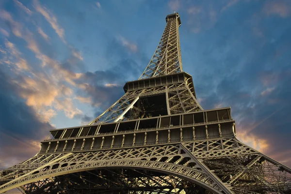 Eiffeltornet vid solnedgången mot en molnig himmel — Stockfoto