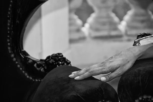 Γυναίκα χέρι αγγίζει την πολυθρόνα — Φωτογραφία Αρχείου