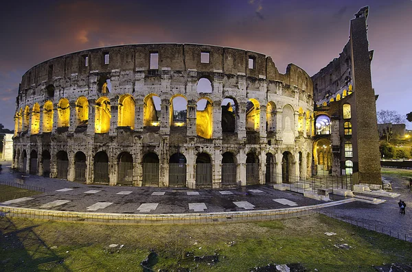 Gün batımında Kolezyum Roma renkleri — Stok fotoğraf