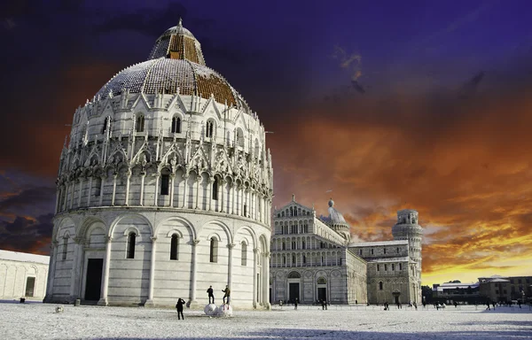 Keresztelőkápolna, a piazza dei Miracolitól, miután a havazás, pisa — Stock Fotó