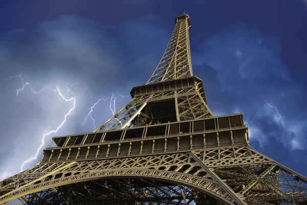 Vista de la Torre Eiffel desde abajo, París — Foto de Stock