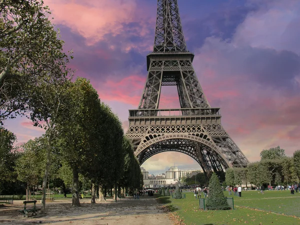 Ейфелева вежа із Parc du Єлисейських парку Монсурі, Париж — стокове фото