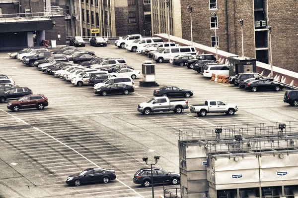 Podwyższone otwarty parking w Nowym Jorku, USA. — Zdjęcie stockowe