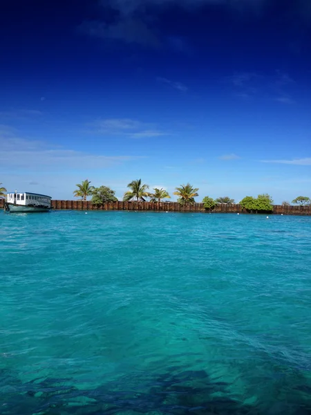 Kristalheldere wateren van de Malediven — Stockfoto