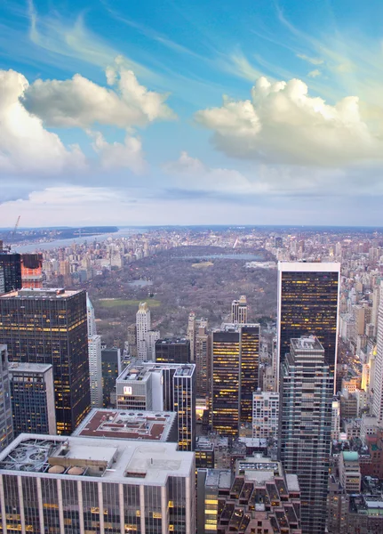 中央公园在纽约城上空云 — 图库照片
