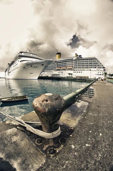 Verankerd cruiseschip in een haven aandoen — Stockfoto