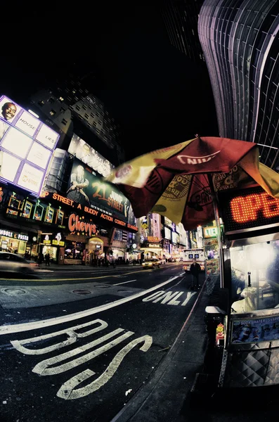 Nueva York, NY - 10 de marzo: Un vendedor ambulante de comida intenta vender — Foto de Stock