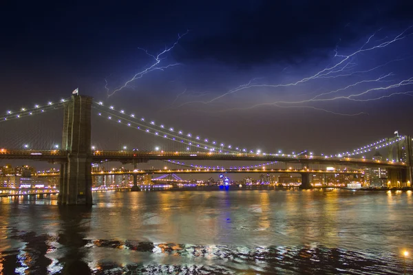 ブルックリン橋、ニューヨーク市の夜の嵐 — ストック写真