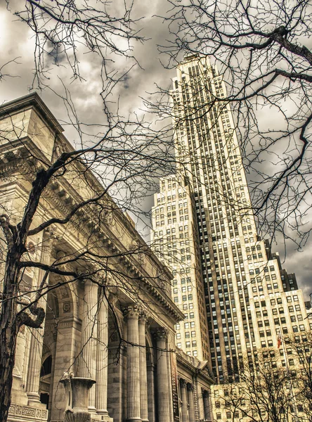 ニューヨーク公共図書館と周辺の高層ビル — ストック写真