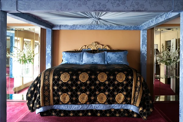 Кровать короля — стоковое фото