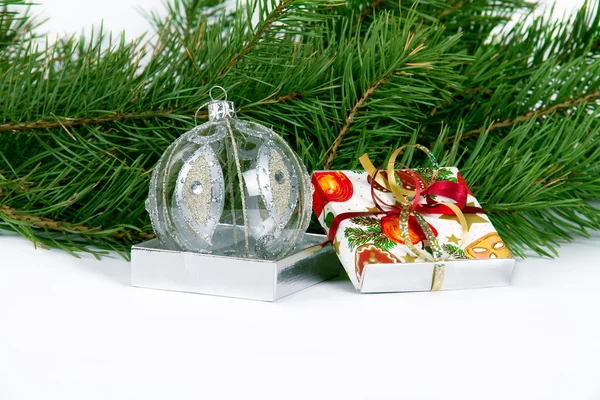 Christmas and New Year ball and present — Stock Photo, Image