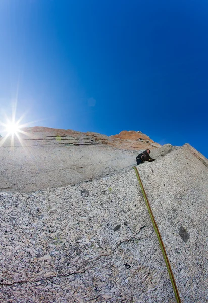 Альпинист на крутой скальной стене — стоковое фото