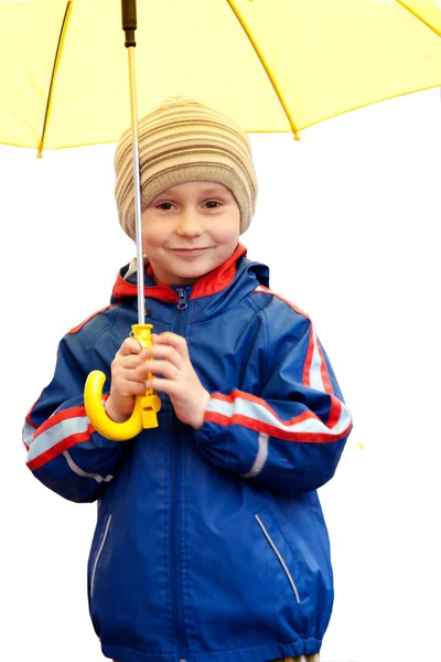 Симпатичный мальчик с желтым зонтиком — стоковое фото