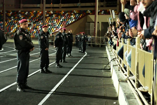 TERNOPIL, UCRÂNIA - MARÇO 13: Polícias e celebridades — Fotografia de Stock