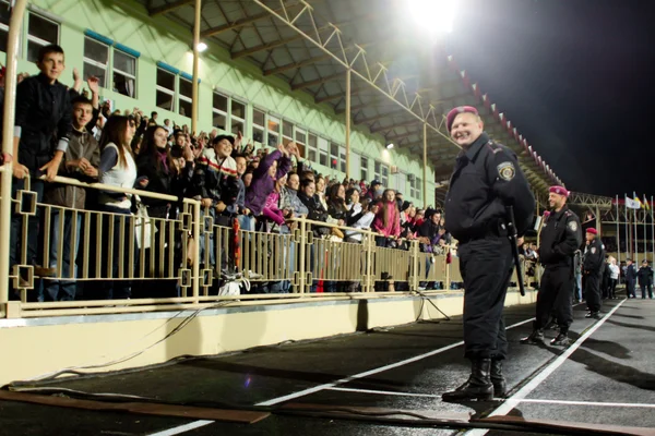 TERNOPIL, UCRANIA - 13 DE MARZO: Policía sonriente y — Foto de Stock