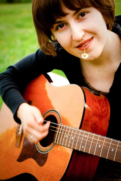Sweet woman plaing on the guitar — Stock Photo, Image
