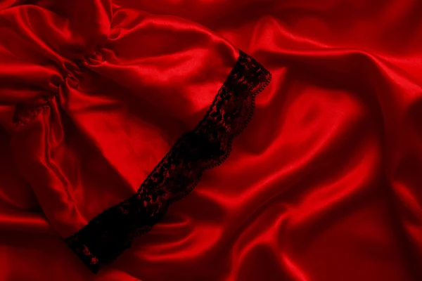 Mano delle donne sulla seta rossa — Foto Stock