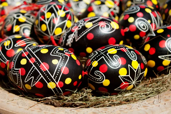 Ovos de Páscoa tradicionais com ornamento de desenho à mão — Fotografia de Stock