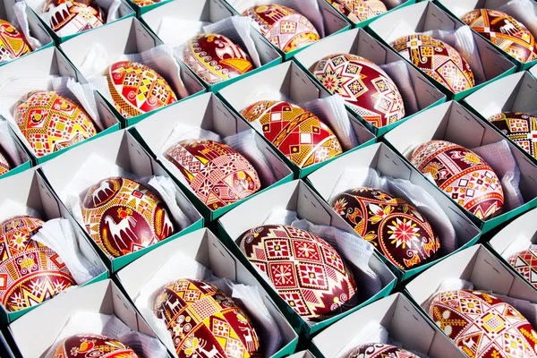 Ovos de Páscoa tradicionais com ornamento de desenho à mão — Fotografia de Stock