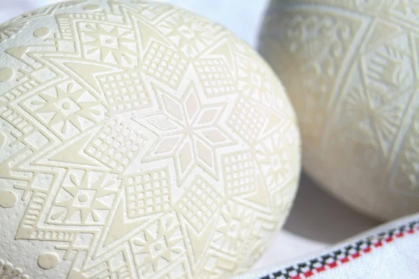 Tradiční velikonoční vajíčko s ruční kreslení ornament — Stock fotografie