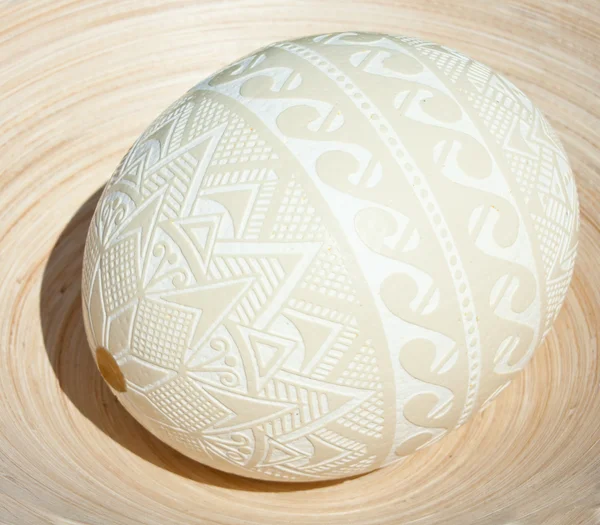 Huevo de Pascua tradicional con ornamento de dibujo a mano —  Fotos de Stock