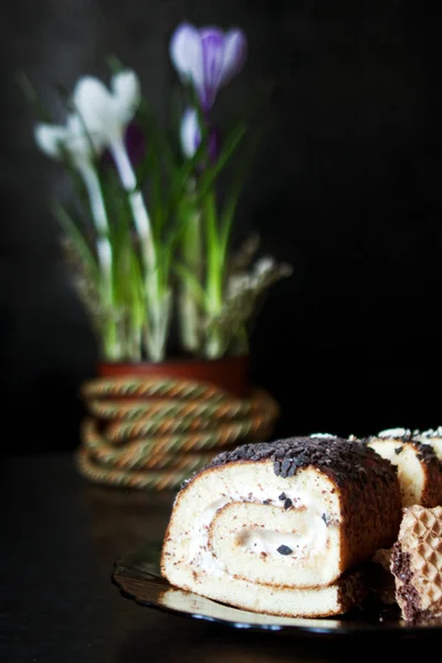 Roll cake and flowers — Stock Photo, Image
