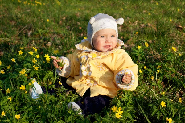 一个可爱的小婴儿，在草丛中的室外肖像 — 图库照片