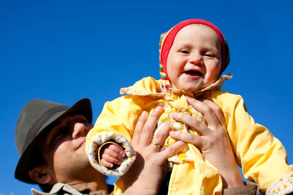 Happy father with his baby daughter outdoors — Stock Photo, Image