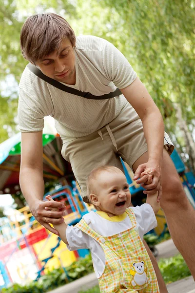 Ευτυχής πατέρας με το μωρό κόρη σε εξωτερικούς χώρους彼の赤ん坊の娘を持つ若い父の肖像画 — Φωτογραφία Αρχείου