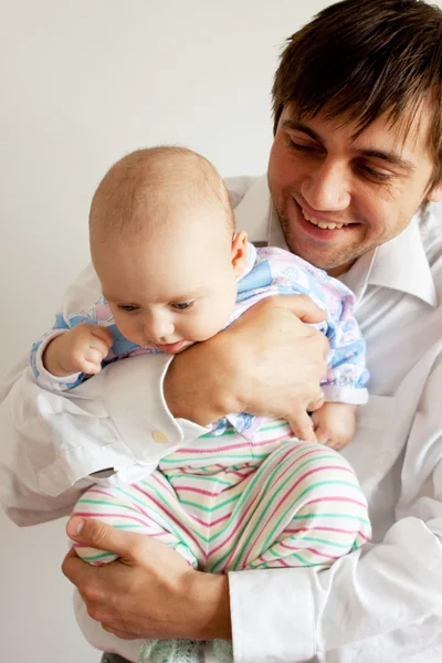 Ευτυχής πατέρας με το μωρό κόρη σε εξωτερικούς χώρους彼の赤ん坊の娘を持つ若い父の肖像画 — ストック写真