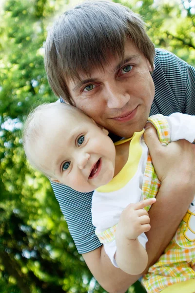 Gelukkig vader met zijn baby dochter outdoors — Stockfoto