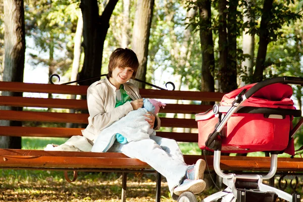 Glückliche Mutter mit ihrer kleinen Tochter im Freien — Stockfoto