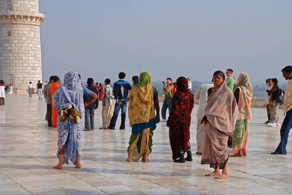 Visitantes no Taj Mahal — Fotografia de Stock