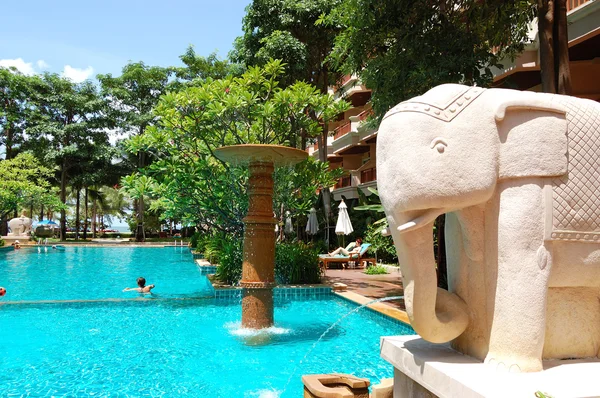 Swimming pool at the popular hotel, Pattaya, Thailand — Stock Photo, Image