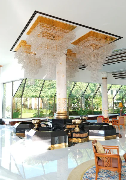 O brilho no lobby do hotel de luxo, Pattaya, Tailândia — Fotografia de Stock