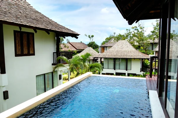 游泳池在豪华的别墅，普吉岛，泰国 — 图库照片