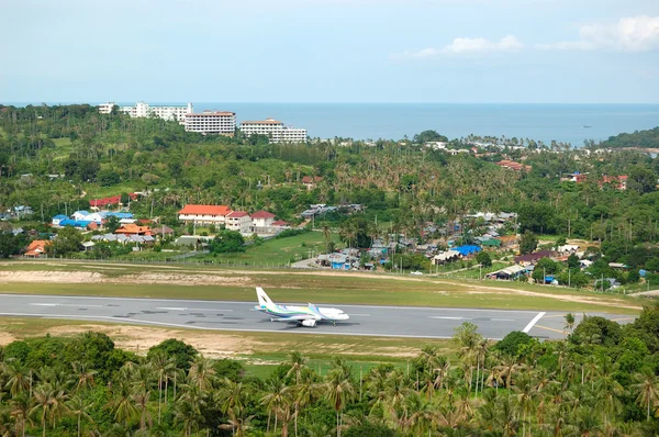 Samui, thailand - 10 september: de vliegtuigen van bangkok luchtvaartmaatschappijen — Stockfoto
